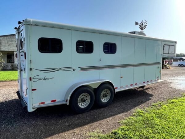 2004 sundowner 3 horse weekender horse trailer