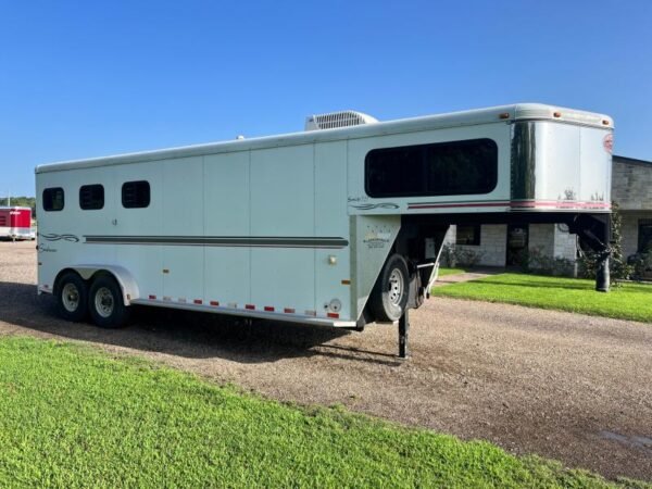 2004 sundowner 3 horse weekender horse trailer