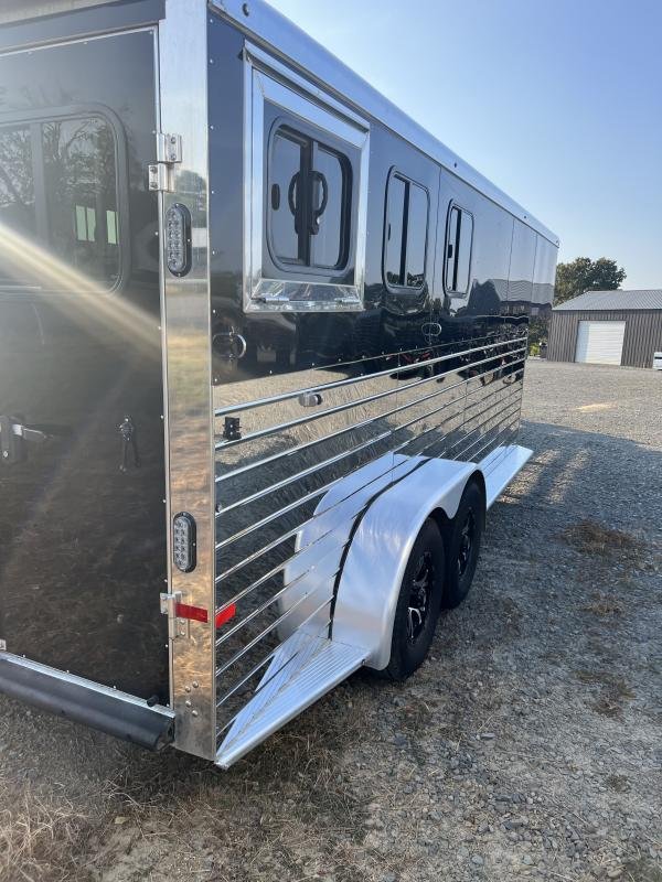 2022 sundowner 3 horse slant gn trailer