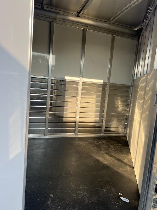 2022 sundowner 3 horse slant gn trailer