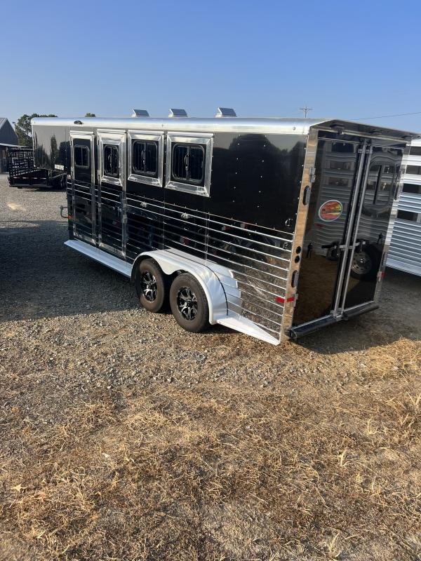 2022 sundowner 3 horse slant gn trailer