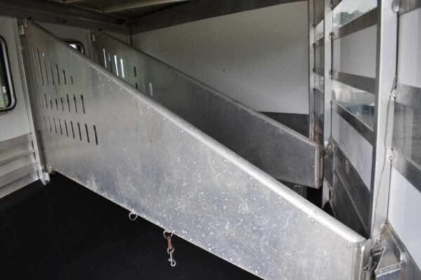 2012 cm 3hbp 3 horse trailer