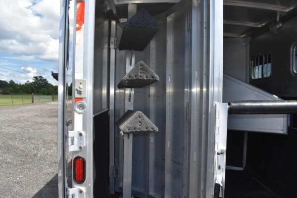2002 exiss ss20 2 horse trailer