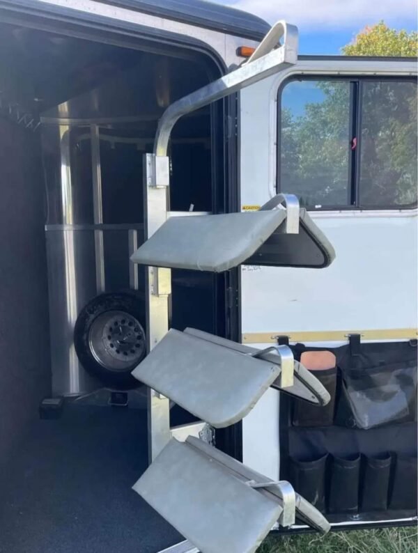 2005 classic aluminum 3 horse monarch 16 foot