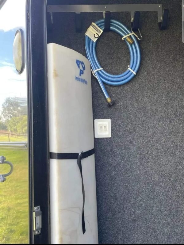 2005 classic aluminum 3 horse monarch 16 foot