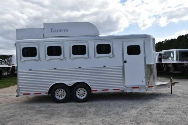 2018 lakota 84hbpsl 4 horse trailer with 2′ short wall
