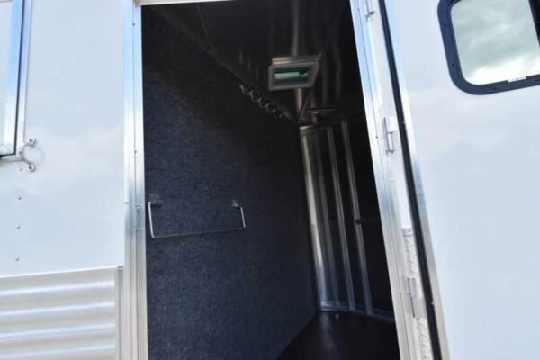 2018 lakota 84hbpsl 4 horse trailer with 2′ short wall