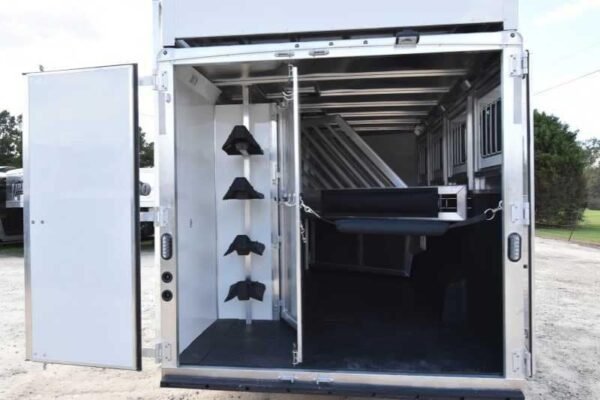 2018 lakota 84hbpsl 4 horse trailer with 2′ short wall