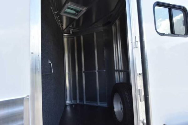2018 lakota 84hbpsl 4 horse trailer with 2′ short wall