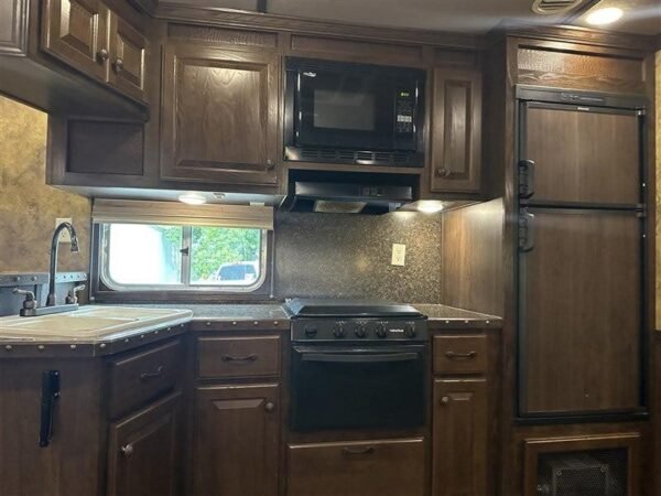 2014 lakota bighorn 8416, generator, couch, dinette 17’ shortwall, 4 horse trailer, 12′ slide.