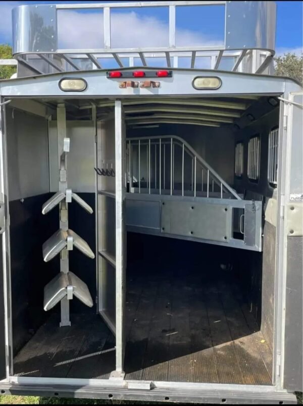 2005 classic aluminum 3 horse monarch 16 foot